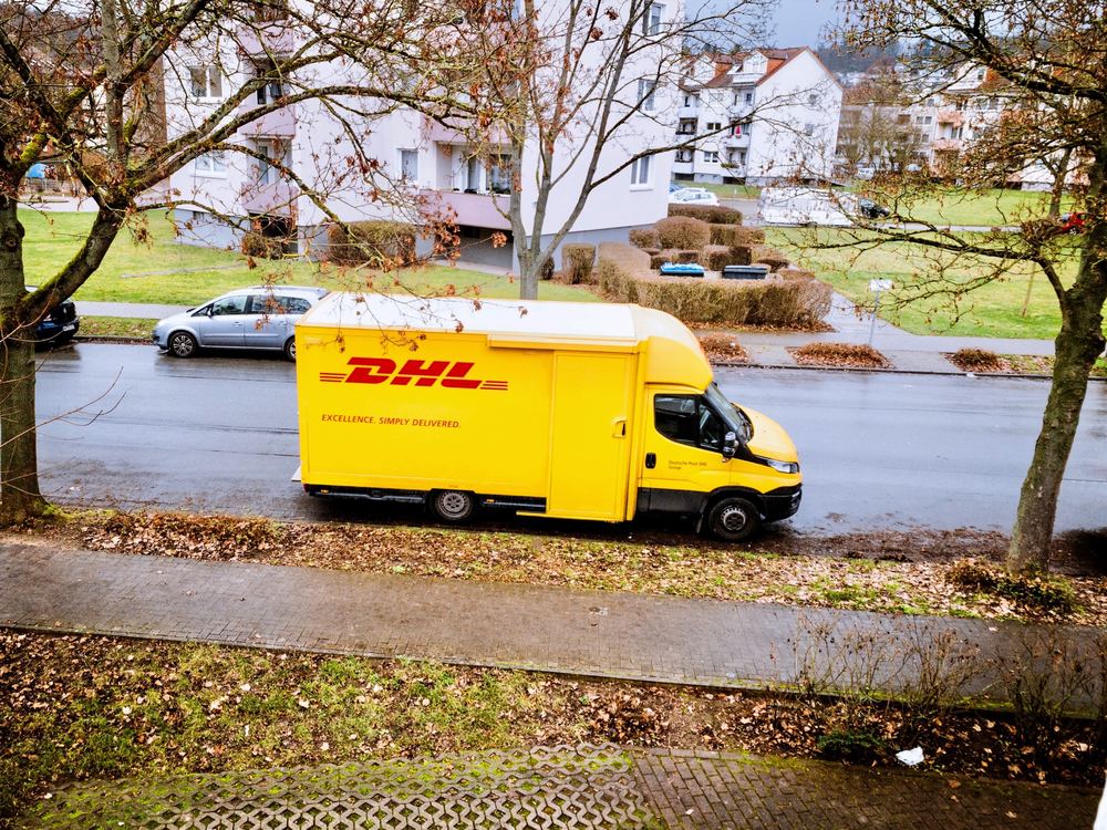 Overrask med en pakke levert av DHL